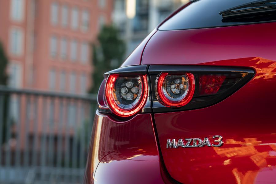 Логотип Mazda3 Skyactiv-X Hatchback (BP) 2019 года  (WW) (фото 5 из 34)